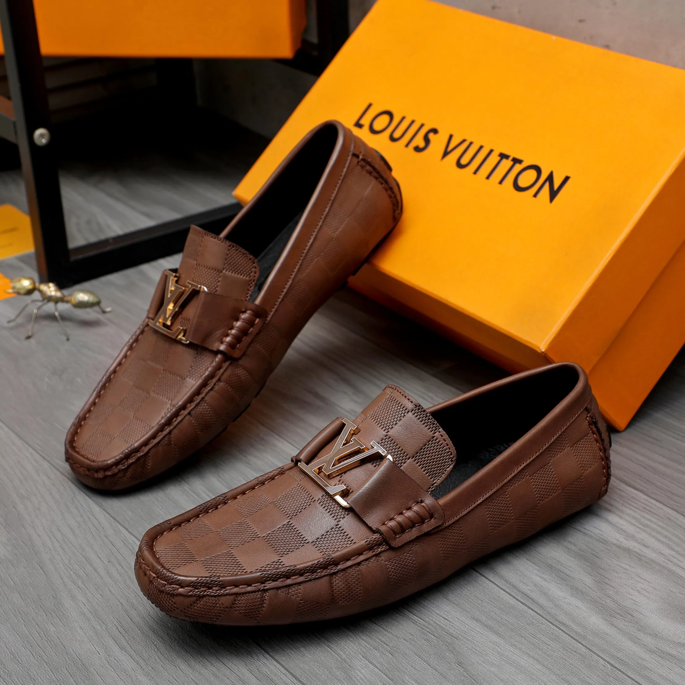 Men's shoes💰400 Product trademark: LV "Louis Vuitton" business slip-on leather shoes Regular size: 38-45 (45 is custom-made and non-returnable) Product materials: Selected high-quality cowhide embossed upper, pigskin lining, rubber outsole